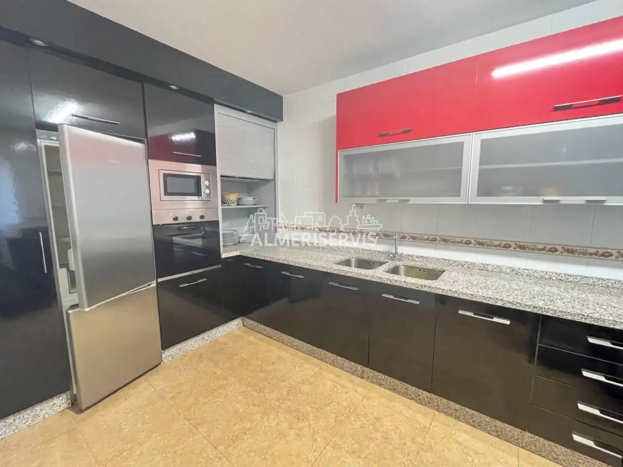 Cuina de Casa o xalet en venda en Roquetas de Mar amb Aire condicionat i Moblat
