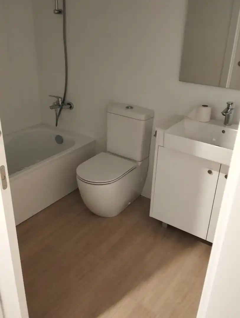 Baño de Piso de alquiler en Badalona con Aire acondicionado, Calefacción y Parquet