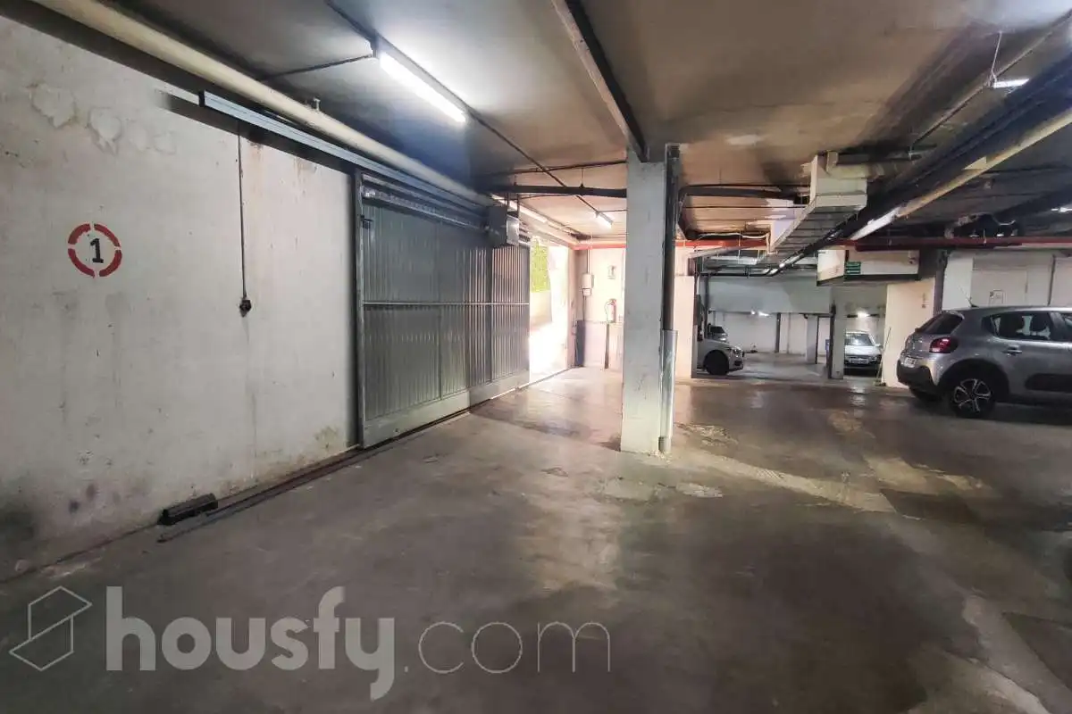 Parking of Flat for rent in Madrid  with Air Conditioner, Heating and Parquet flooring