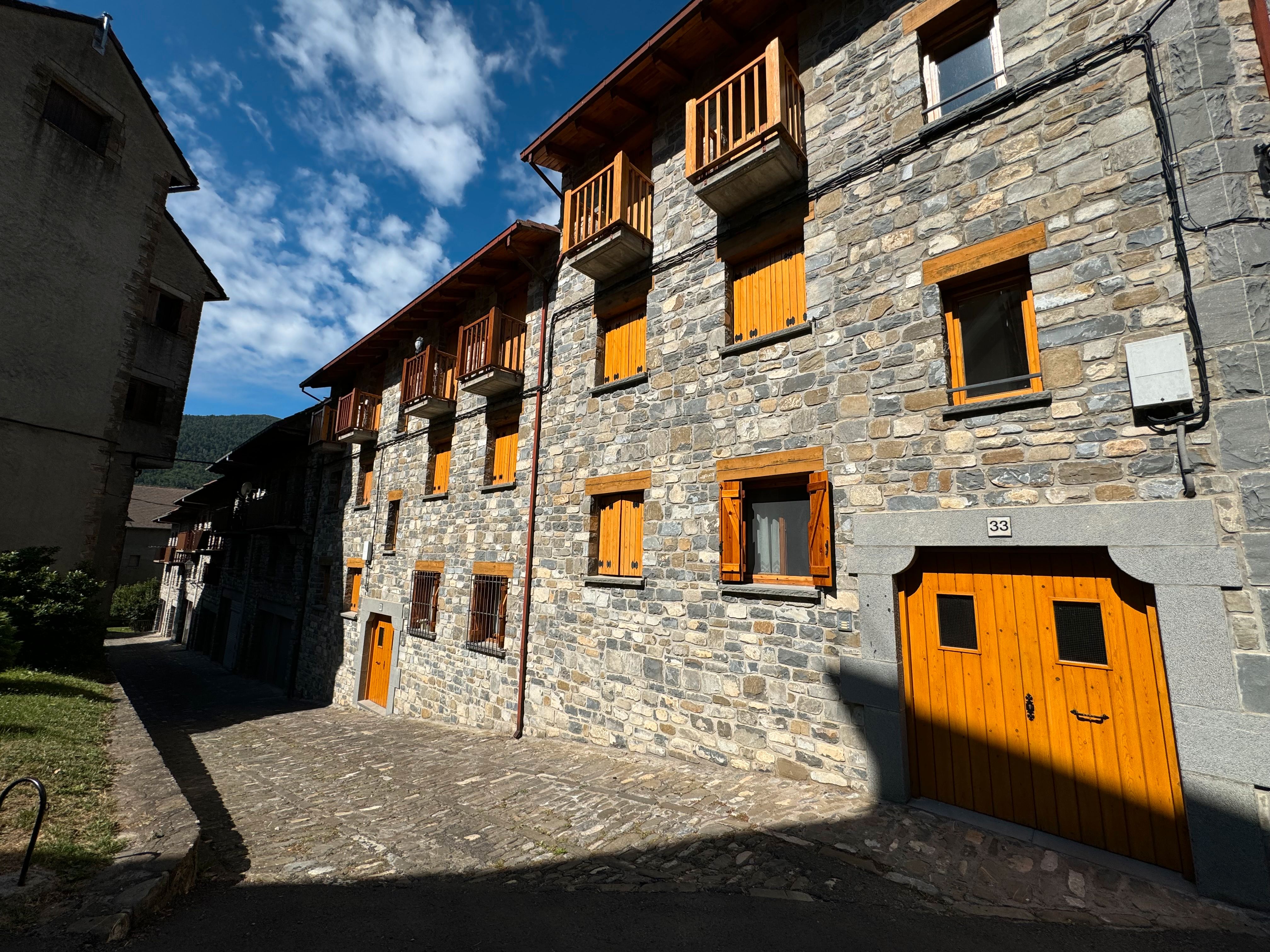 Vista exterior de Àtic en venda en Ansó amb Calefacció, Parquet i Traster