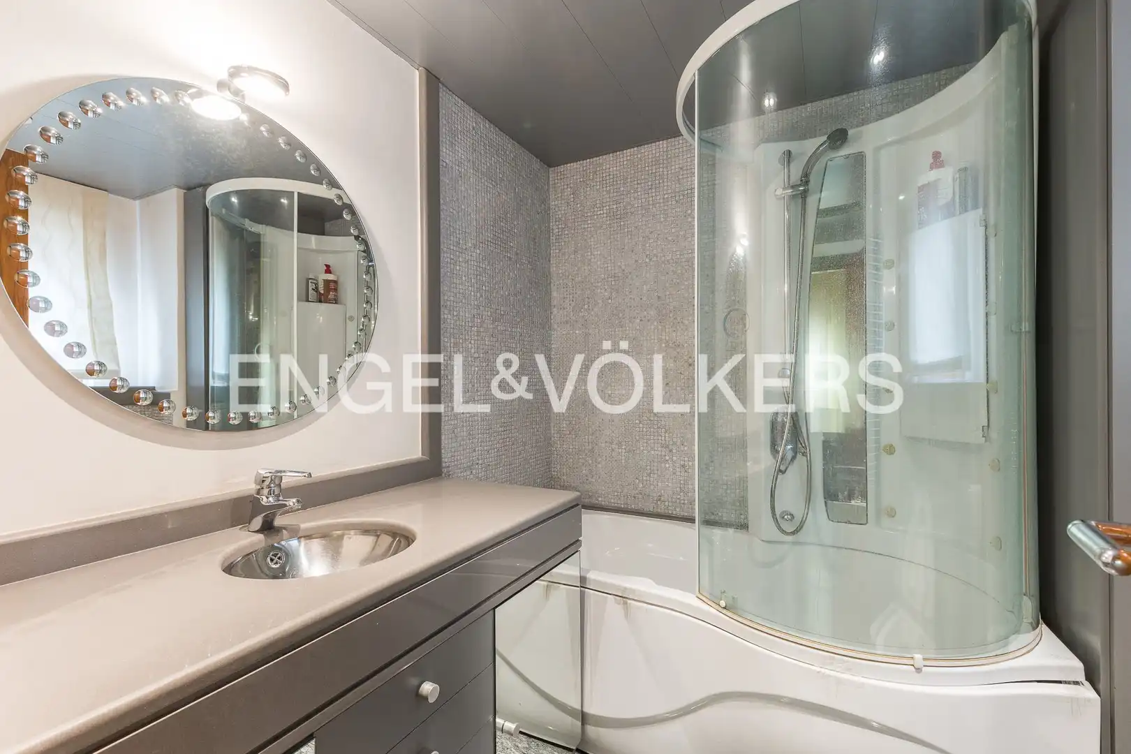 Bathroom of Houses for sale in Esplugues de Llobregat  with Air Conditioner, Heating and Private garden