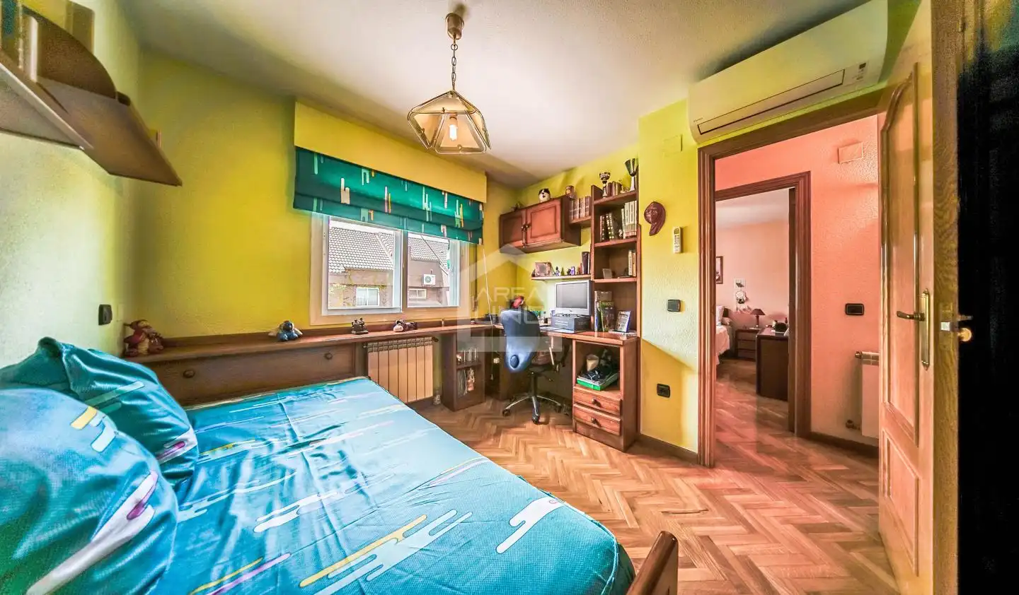 Dormitori de Casa adosada en venda en Alcorcón amb Aire condicionat, Calefacció i Parquet