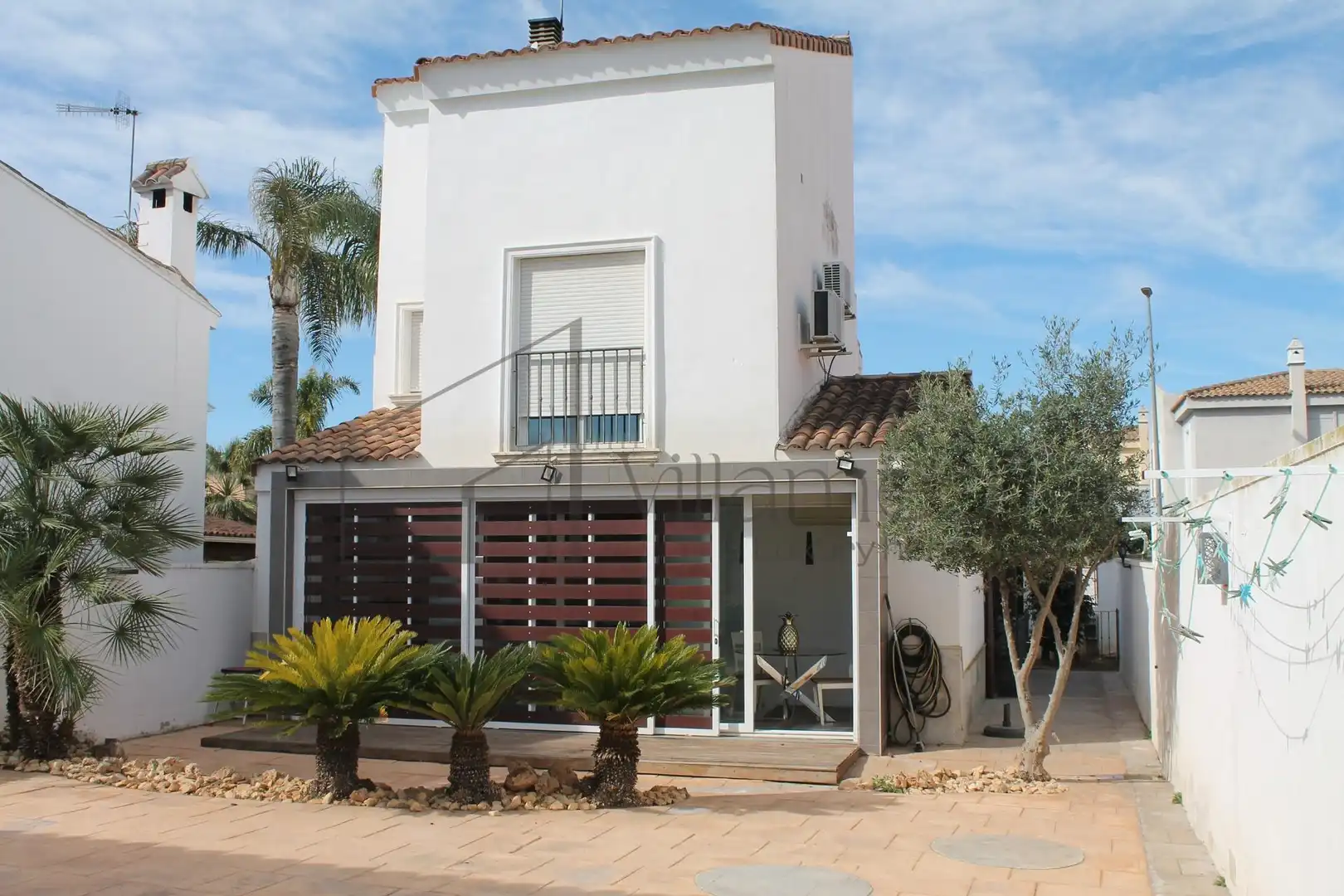 Vista exterior de Casa o xalet en venda en La Pobla de Vallbona amb Aire condicionat, Jardí privat i Terrassa