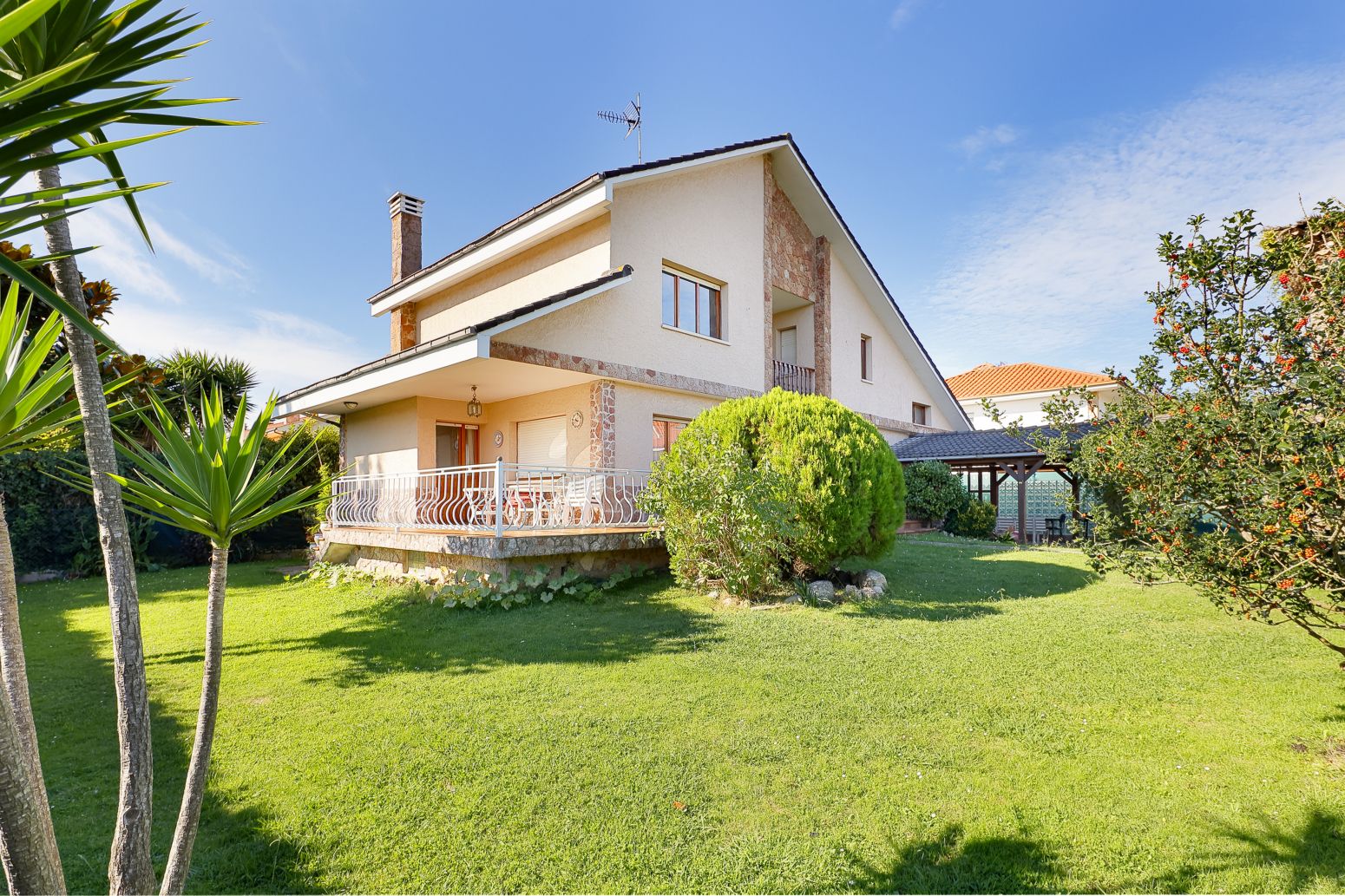 Vista exterior de Casa o xalet en venda en Gijón  amb Calefacció, Jardí privat i Terrassa