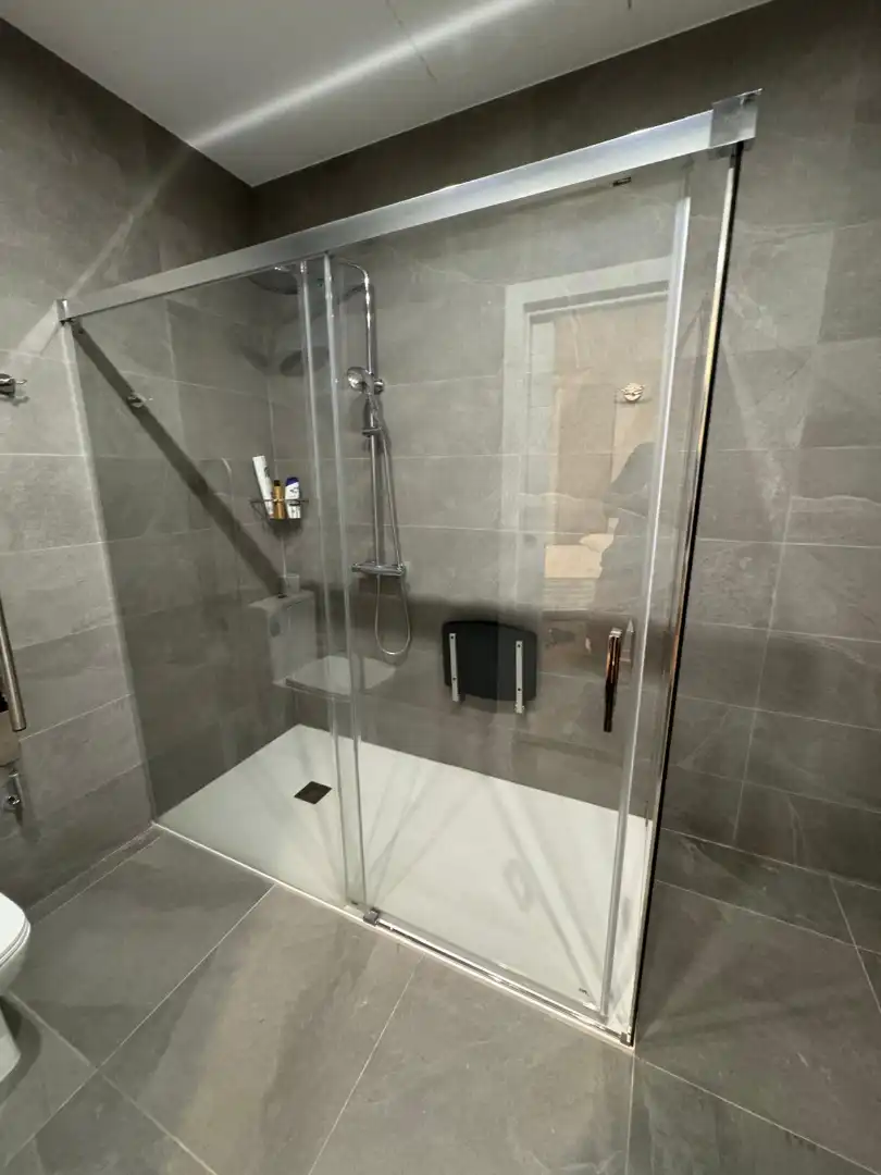 Badezimmer von Erdgeschoss zur Miete in Cornellà de Llobregat mit Klimaanlage, Heizung und Möbliert