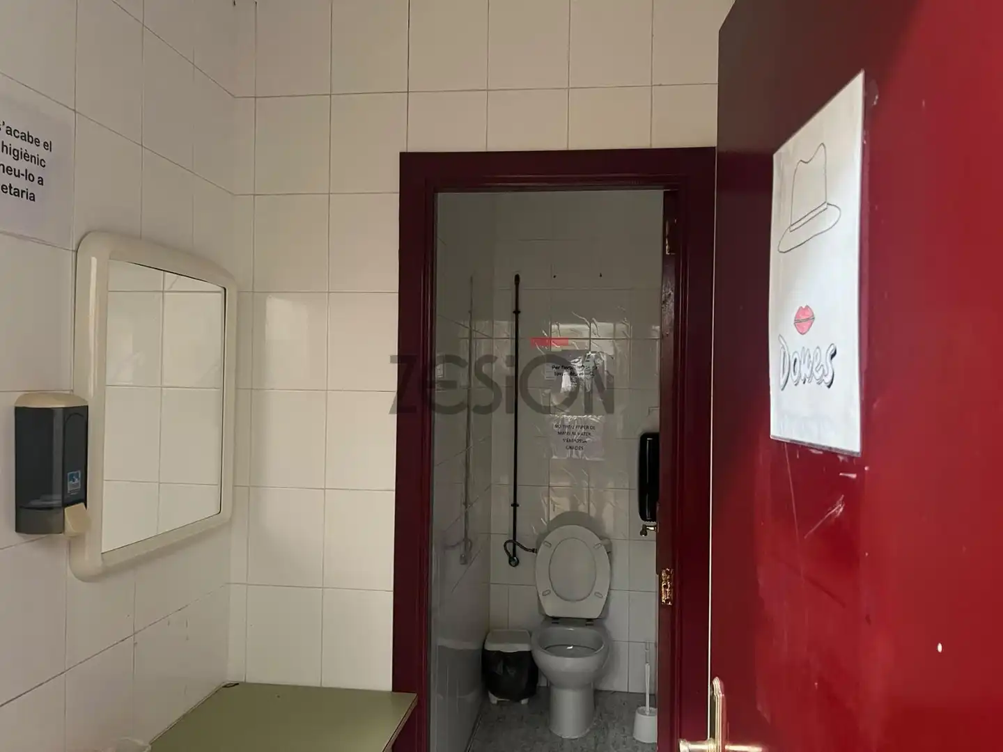 Bathroom of Commercial properties for rent in Camins al Grau