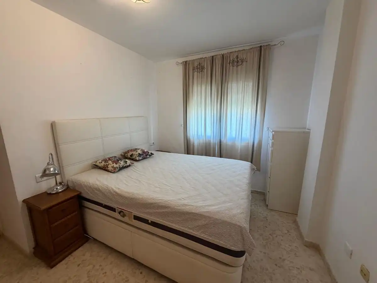 Dormitori de Apartament en venda en Fuengirola amb Aire condicionat, Moblat i Piscina comunitària