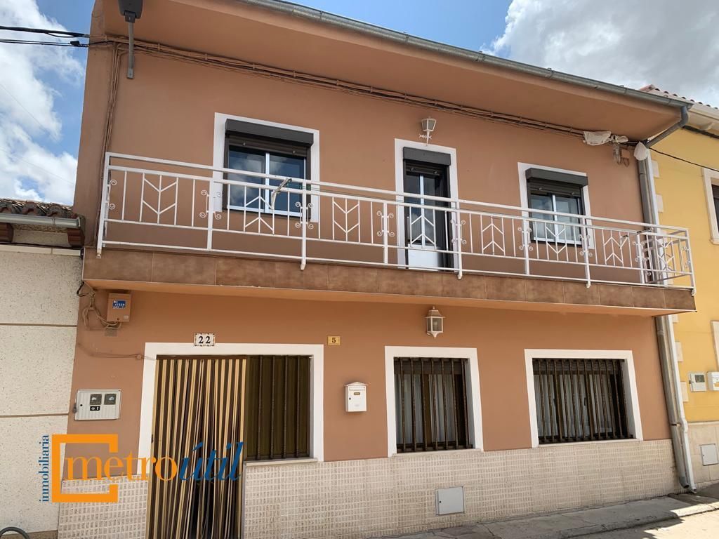 Vista exterior de Casa adosada en venda en Villaflores amb Calefacció, Parquet i Traster