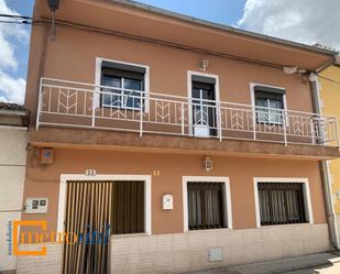 Vista exterior de Casa adosada en venda en Villaflores amb Balcó