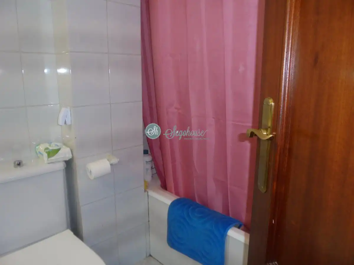 Bathroom of Flat for sale in Segovia  with Heating, Parquet flooring and Storage room