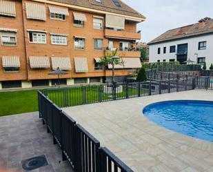 Piscina de Apartament en venda en Pozuelo de Alarcón amb Aire condicionat, Calefacció i Jardí privat