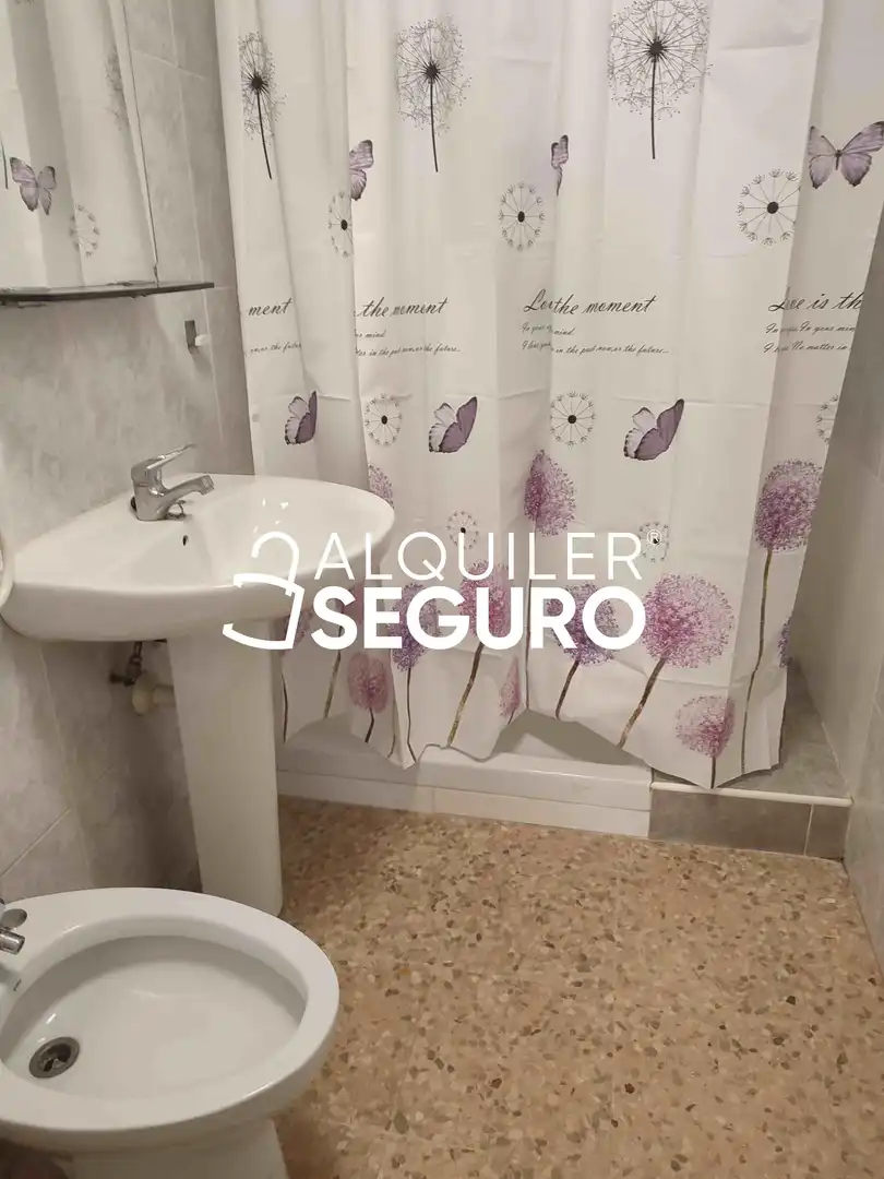 Bathroom of Flat for rent in Zaragoza  with Heating, Terrace and Storage room