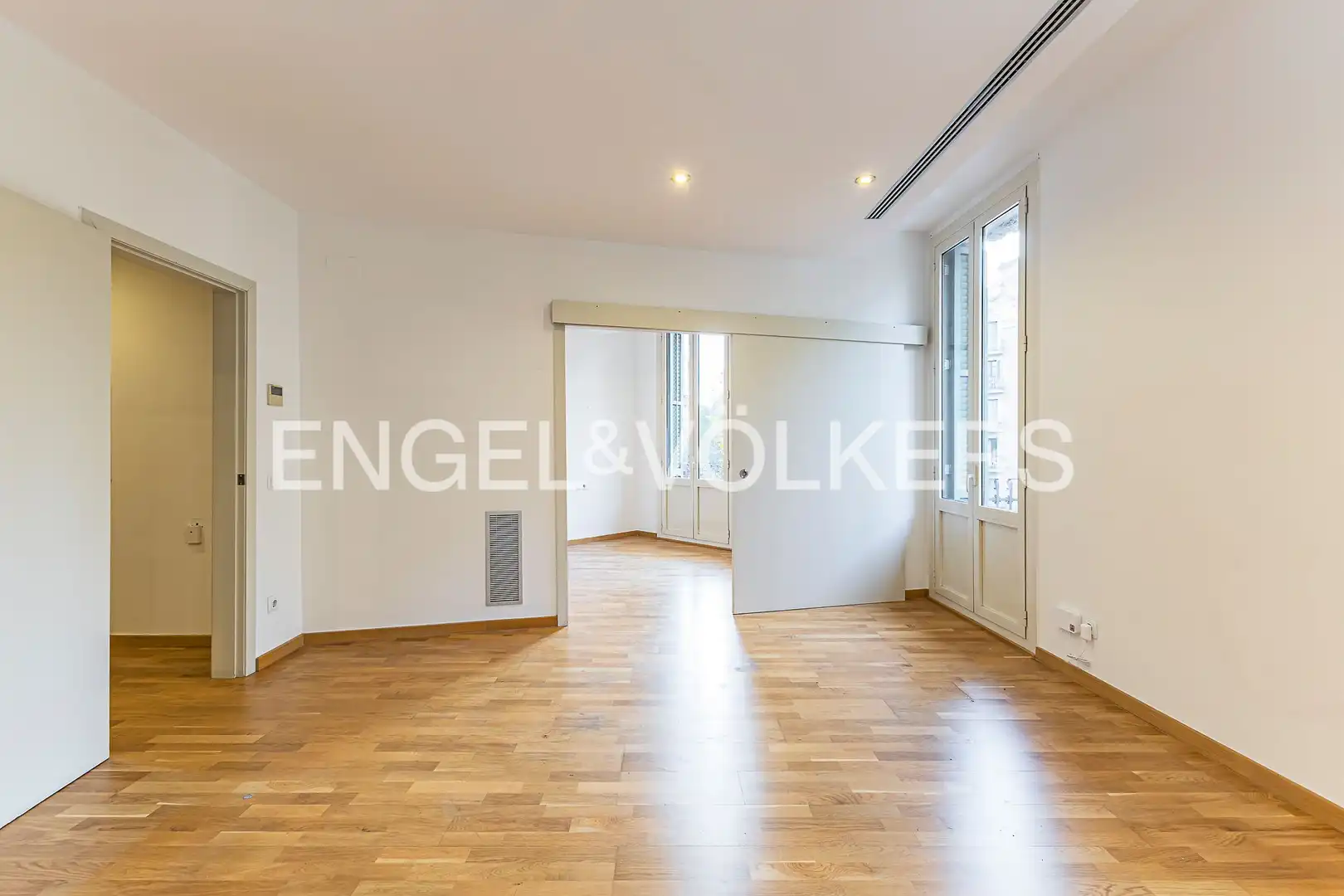 Sala d'estar de Pis en venda en Barcelona amb Aire condicionat, Calefacció i Parquet