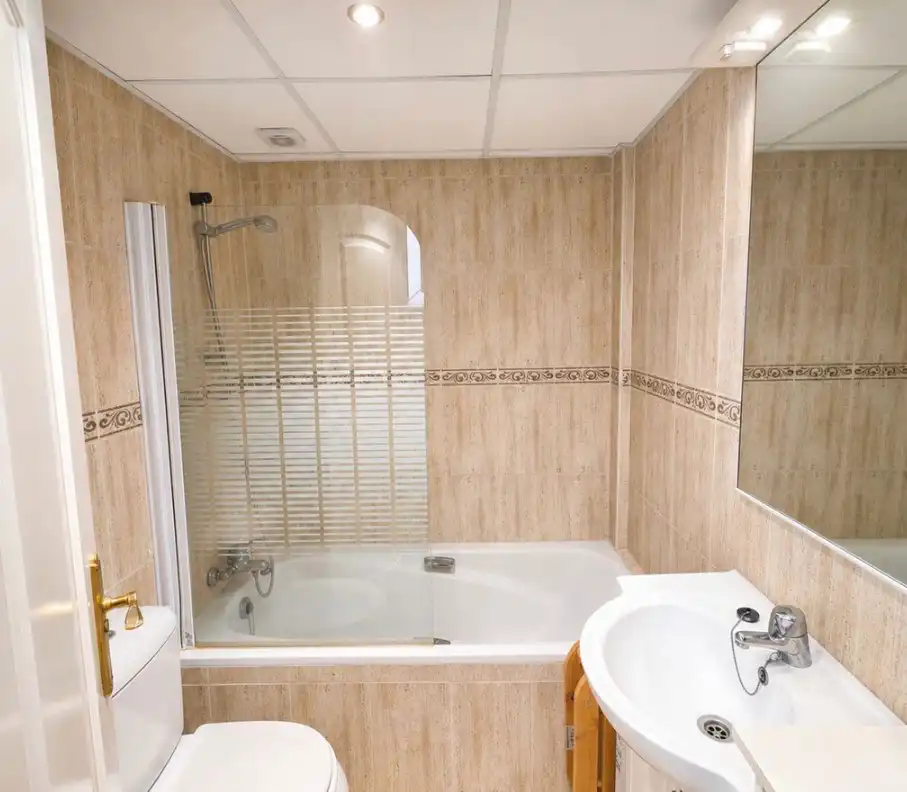 Badezimmer von Wohnung zum Verkauf in Manilva mit Terrasse, Möbliert und Ofen