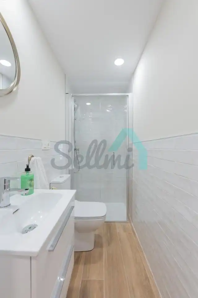 Bathroom of Flat for sale in Oviedo   with Heating and Furnished