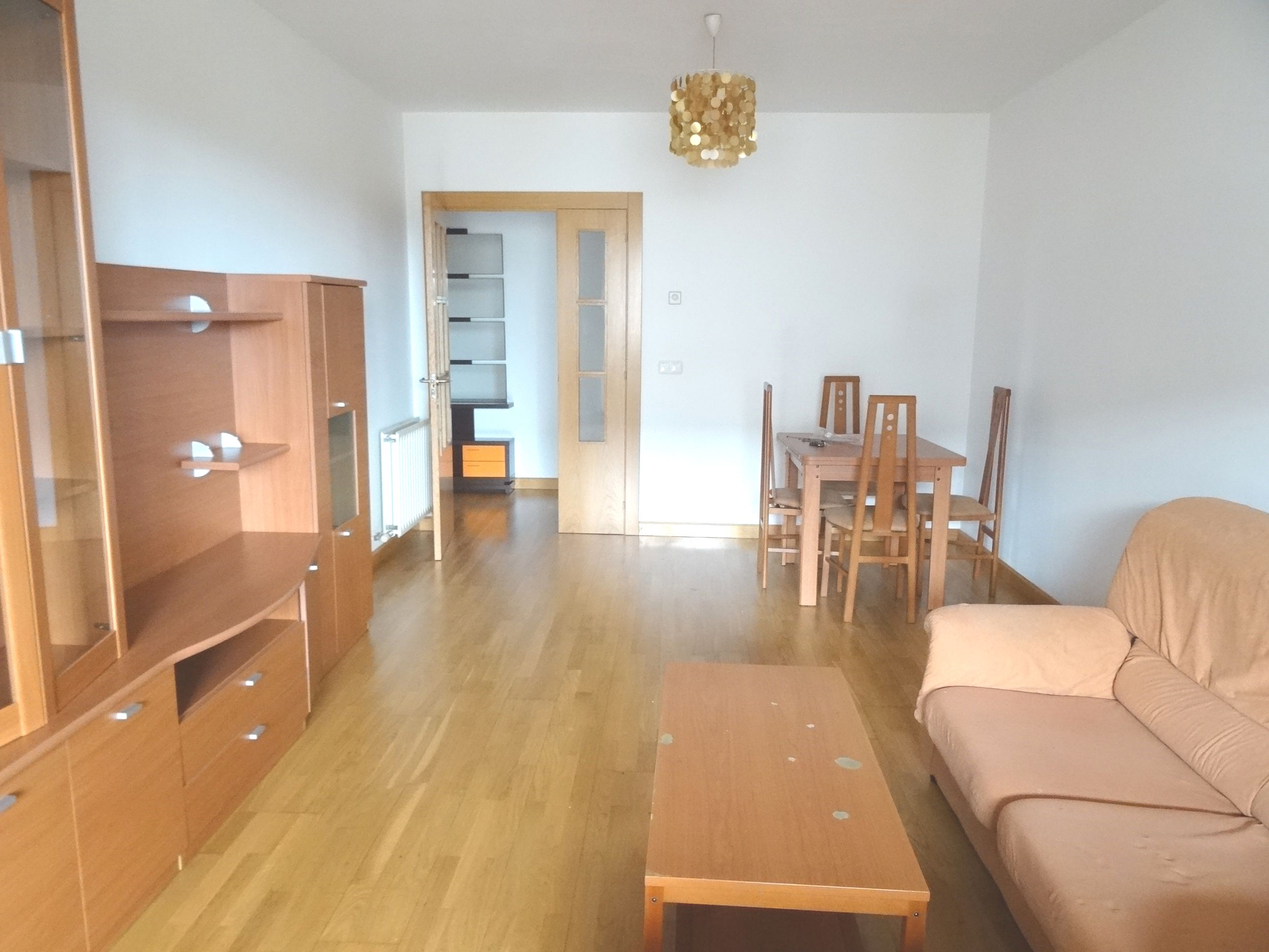 Sala d'estar de Pis en venda en Villamayor amb Parquet i Moblat
