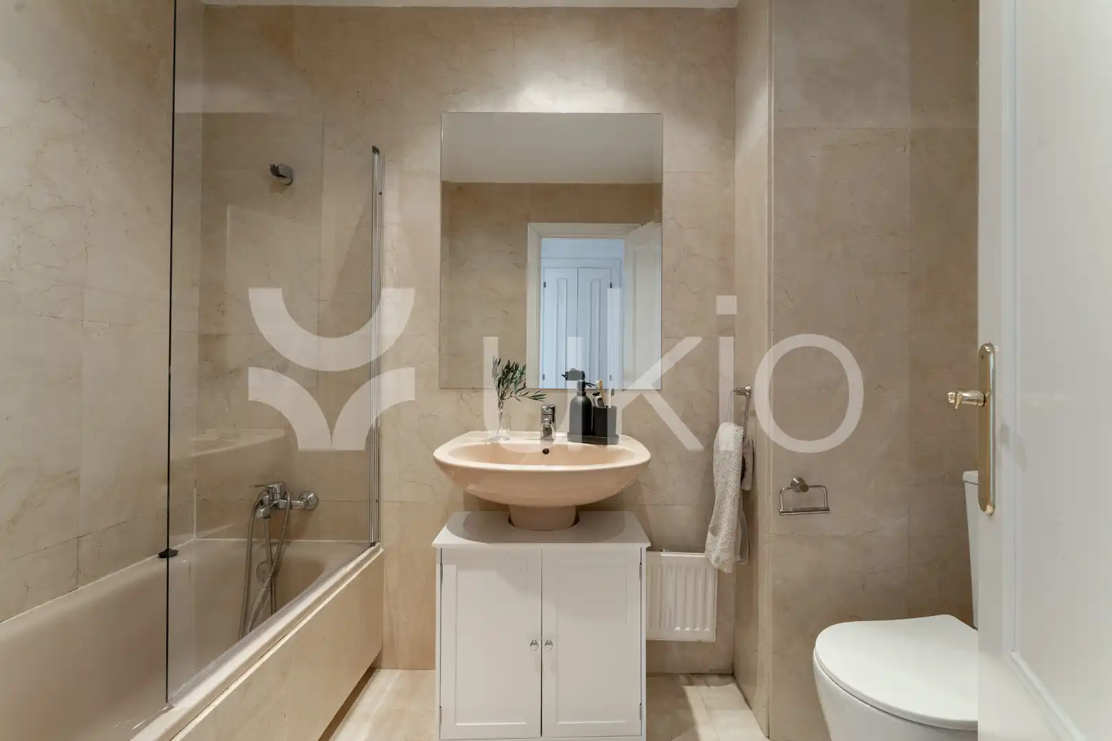 Bathroom of Apartments for rent in Madrid  with Air Conditioner, Heating and Furnished