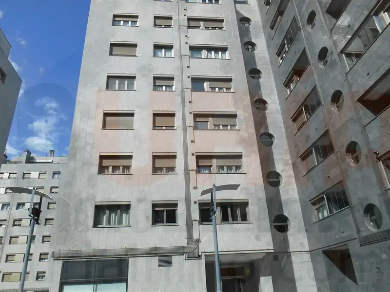 Außenansicht von Wohnung zur Miete in Oviedo  mit Heizung, Abstellraum und Ofen