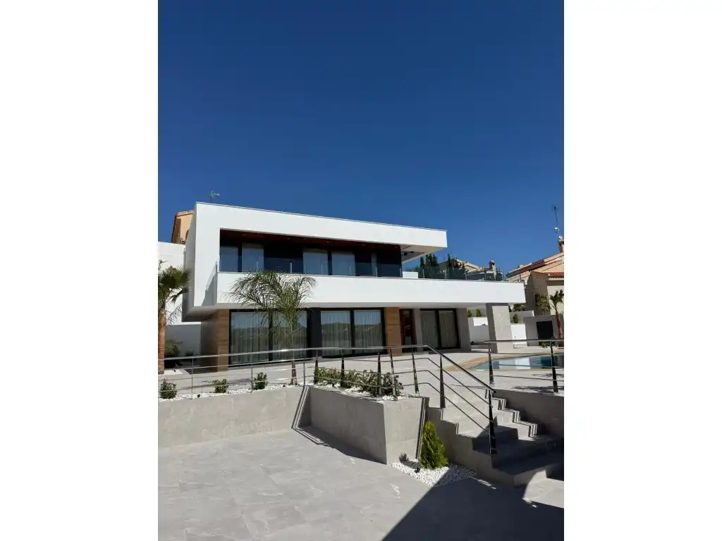 Vista exterior de Casa o xalet en venda en Rojales amb Jardí privat, Piscina i Moblat