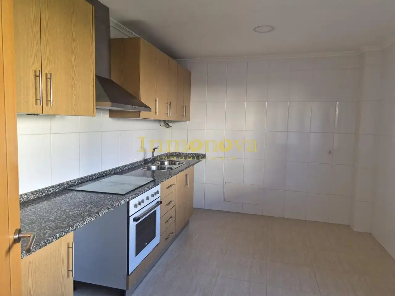 Cuina de Casa adosada en venda en A Merca   amb Calefacció, Jardí privat i Terrassa