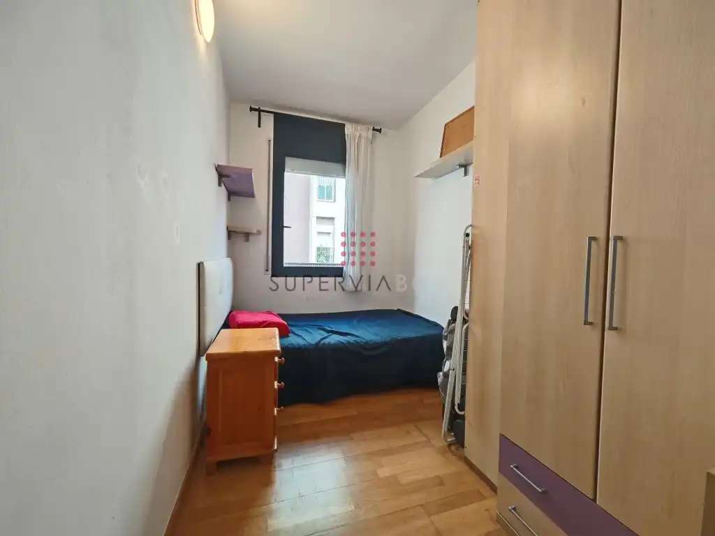 Schlafzimmer von Dachboden zum Verkauf in Barcelona mit Balkon