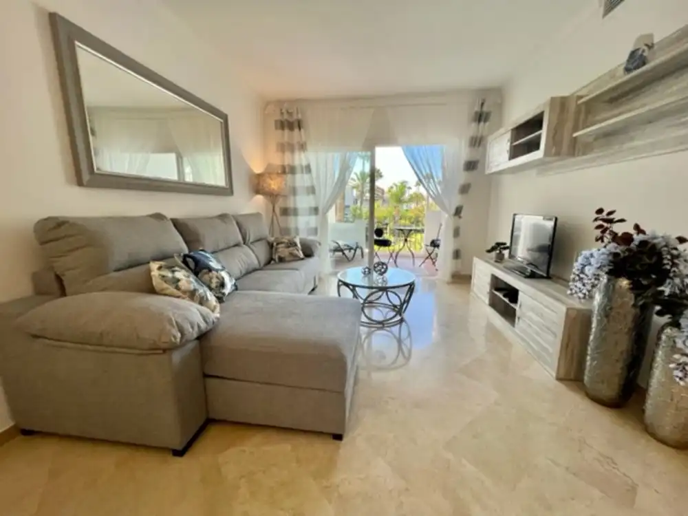 Sala de estar de Apartamento de alquiler en Estepona con Aire acondicionado, Terraza y Piscina