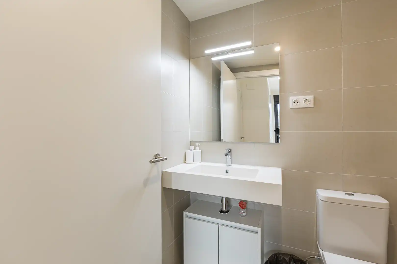 Bathroom of Apartments for sale in Vilanova i la Geltrú  with Air Conditioner, Heating and Storage room