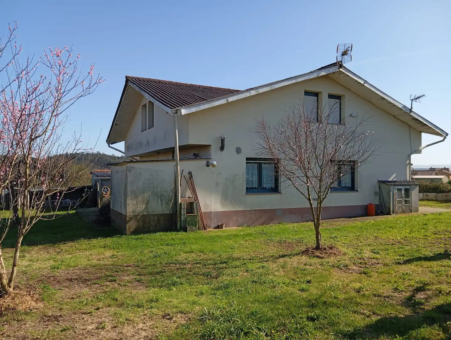 Vista exterior de Casa o xalet en venda en Carballo amb Calefacció, Jardí privat i Moblat