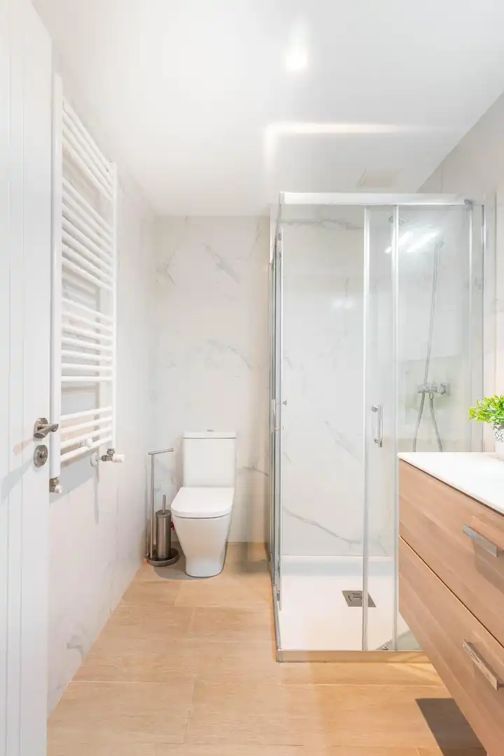 Badezimmer von Wohnungen zum Verkauf in Gozón mit Klimaanlage, Heizung und Abstellraum
