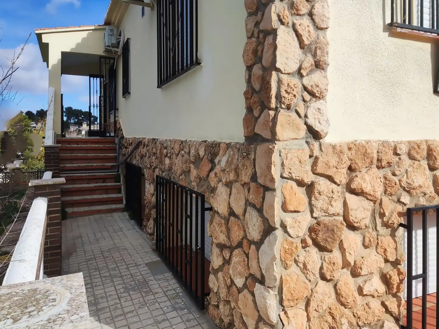 Vista exterior de Finca rústica en venda en Montserrat amb Calefacció, Terrassa i Piscina