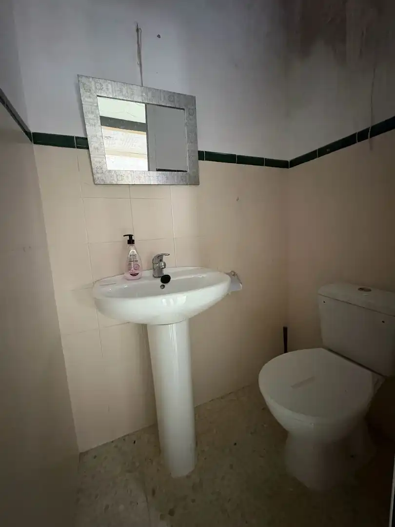 Baño de Local en venta en Carmona con Aire acondicionado