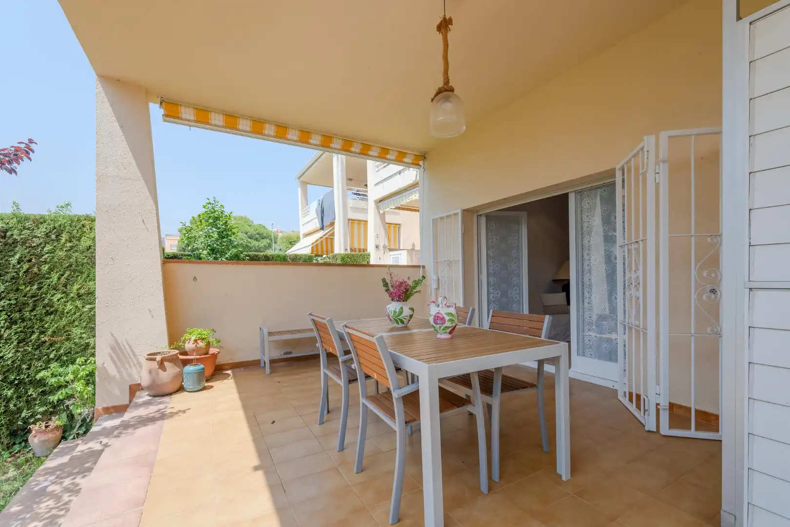 Terrasse von Erdgeschoss zur Miete in Castell d'Aro, Platja d'Aro i s'Agaró mit Klimaanlage, Heizung und Privatgarten
