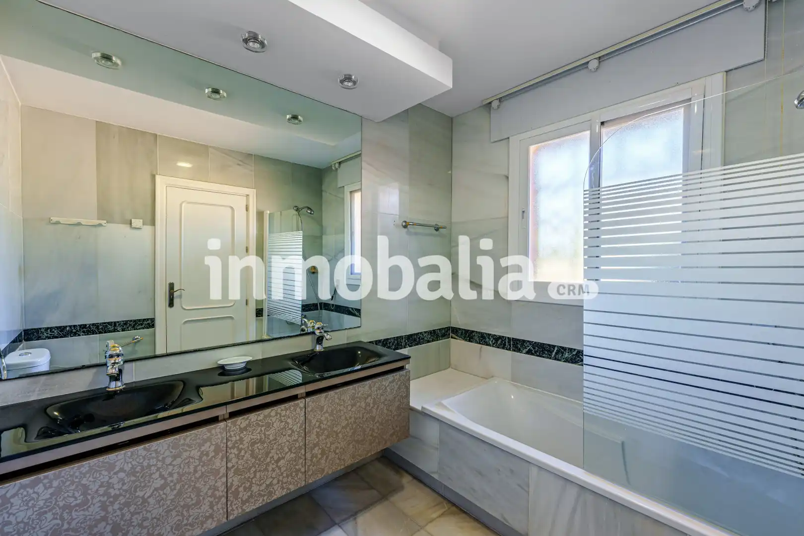 Bany de Casa o xalet en venda en Estepona amb Aire condicionat, Jardí privat i Terrassa