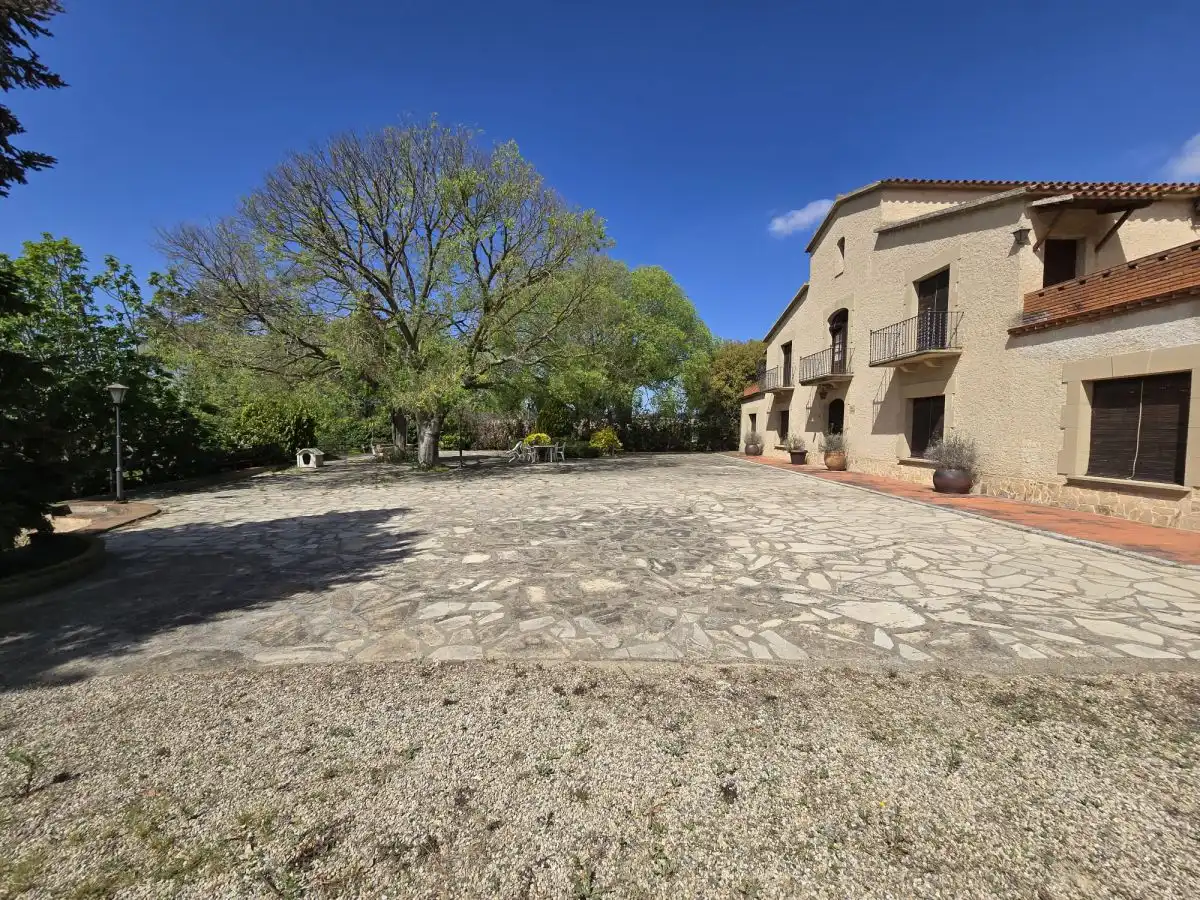 Vista exterior de Finca rústica en venda en La Roca del Vallès amb Terrassa i Balcó