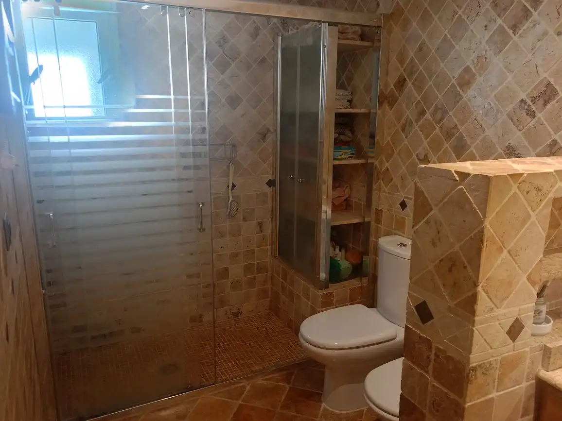 Bany de Apartament de lloguer en Gandia amb Aire condicionat, Terrassa i Moblat