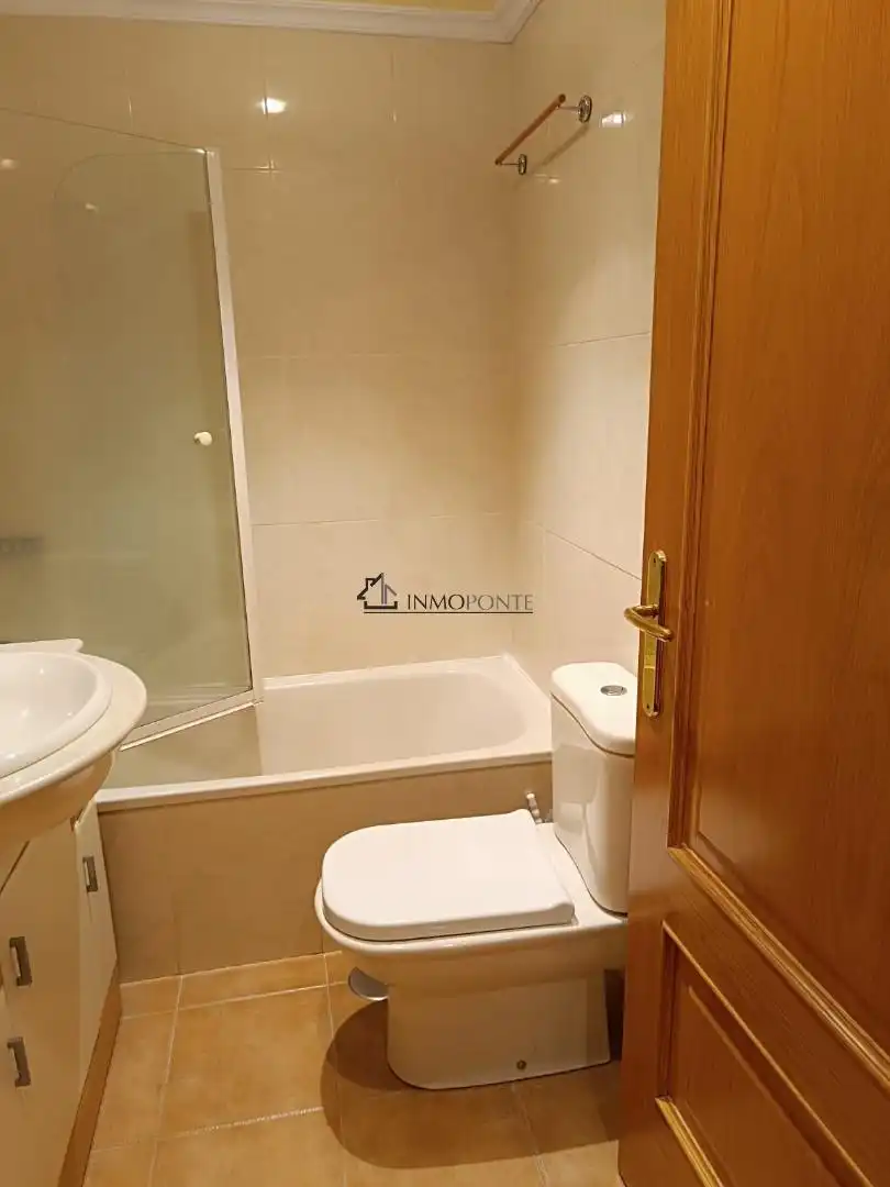 Bathroom of Flat for rent in Zona de Plaza de Barcelos