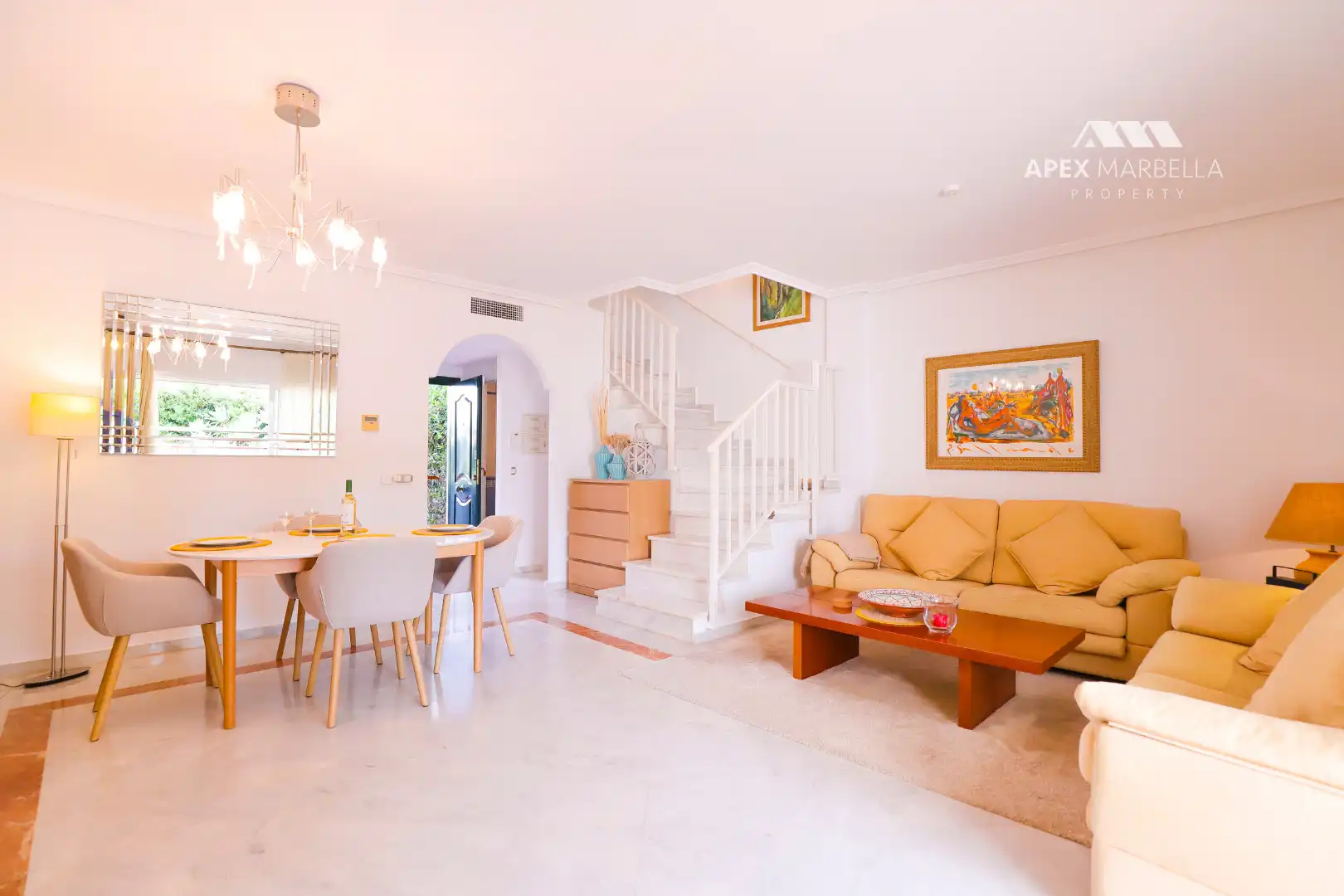 Wohnzimmer von Einfamilien-Reihenhaus zum Verkauf in Marbella mit Klimaanlage, Privatgarten und Terrasse