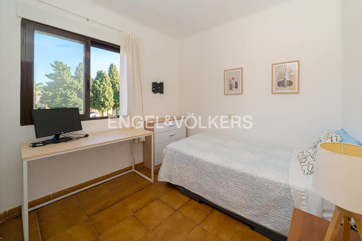 Habitación de Casa adosada en venta en Benidorm con Aire acondicionado, Jardín privado y Piscina comunitaria