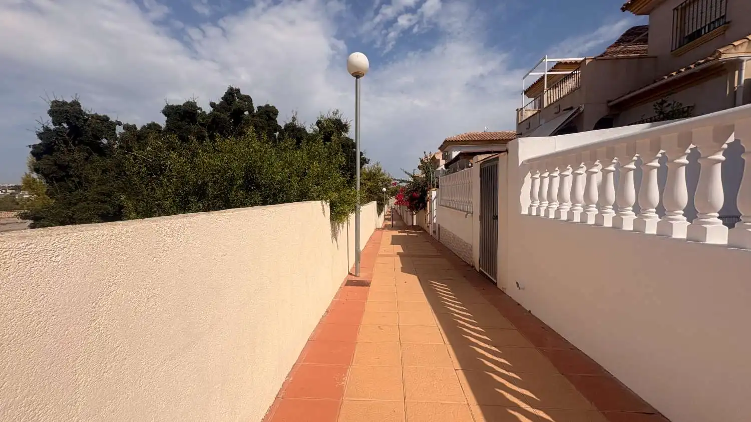 Vista exterior de Dúplex en venda en Orihuela amb Aire condicionat, Calefacció i Piscina