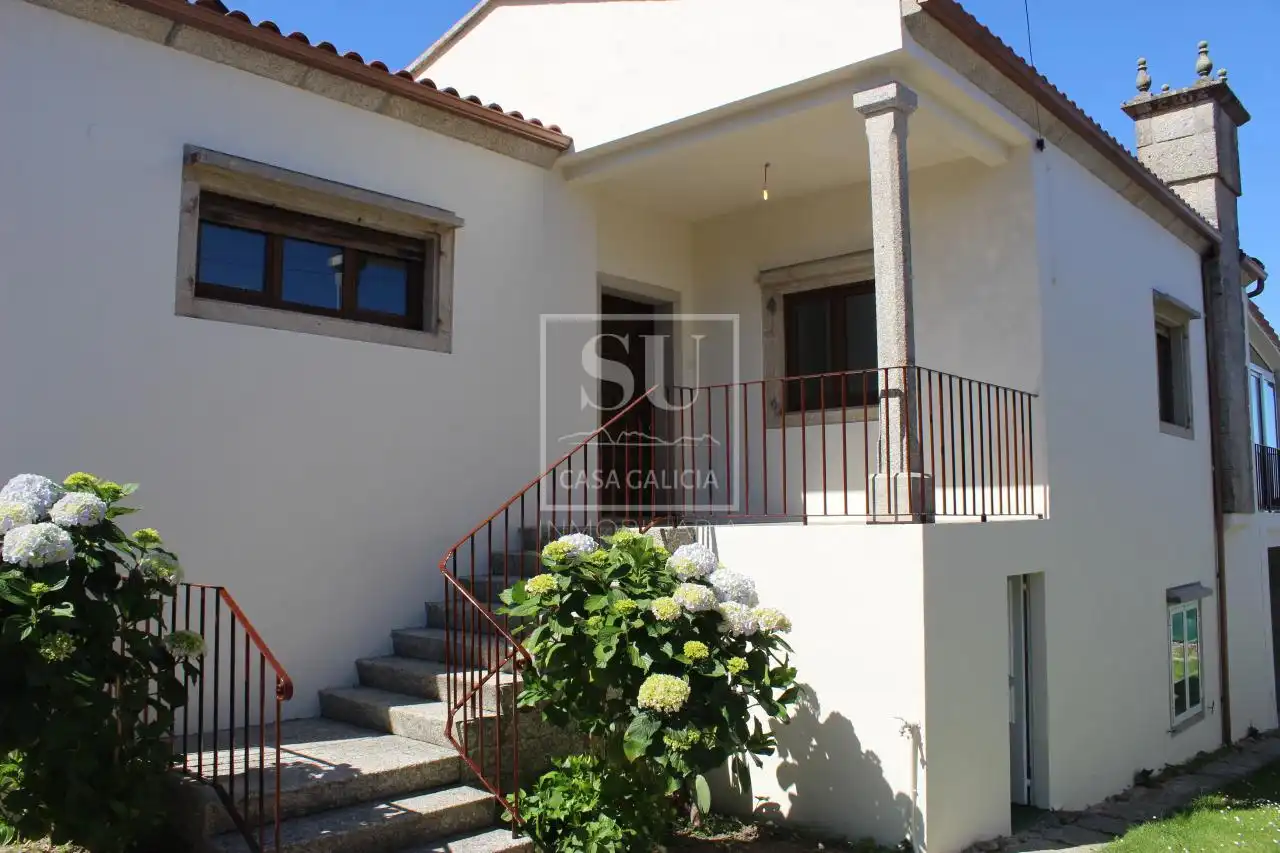 Vista exterior de Casa o xalet en venda en Nigrán amb Calefacció, Jardí privat i Terrassa