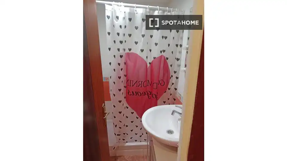 Bathroom of Flat for share in Badalona  with Air Conditioner, Terrace and Furnished