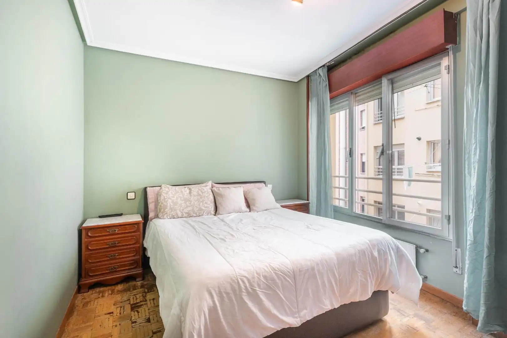 Dormitori de Apartament en venda en Oviedo  amb Calefacció, Terrassa i Balcó