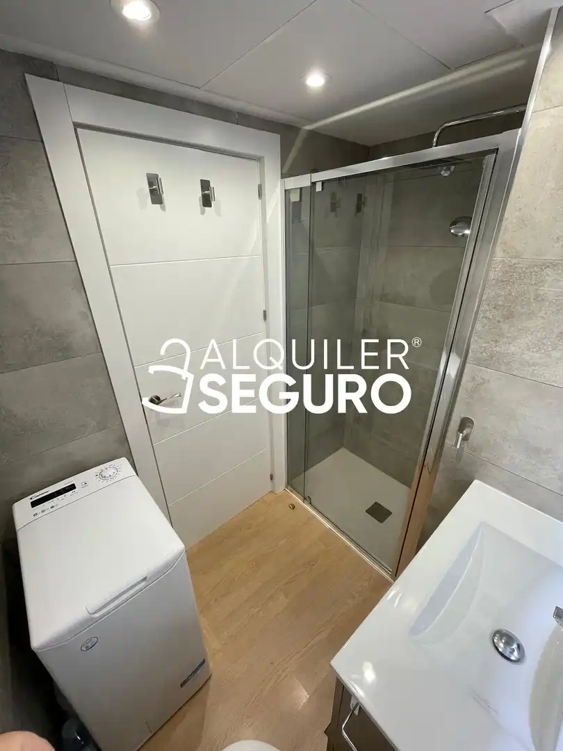 Bany de Pis de lloguer en Madrid amb Aire condicionat, Calefacció i Traster