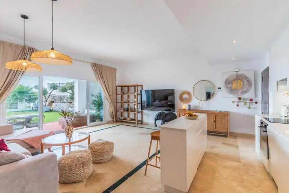 Sala d'estar de Planta baixa en venda en Benahavís amb Aire condicionat, Terrassa i Piscina