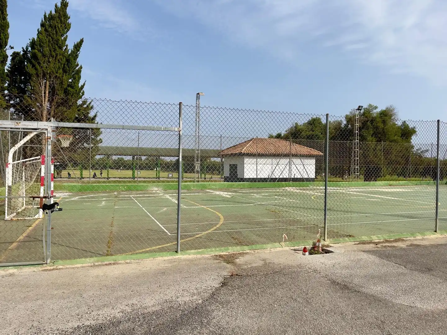Aparcament de Casa adosada en venda en Chiclana de la Frontera amb Aire condicionat, Jardí privat i Terrassa