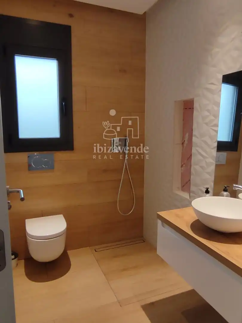 Bany de Casa o xalet en venda en Santa Eulària des Riu amb Aire condicionat, Calefacció i Jardí privat
