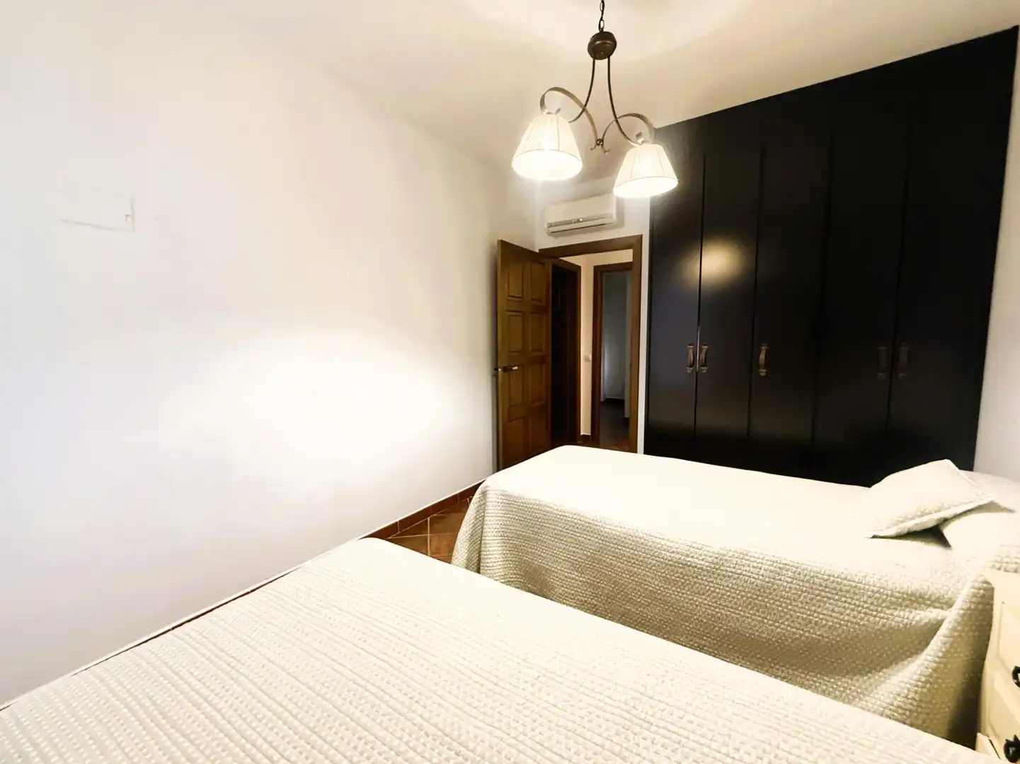 Dormitori de Casa o xalet en venda en La Rinconada amb Aire condicionat, Jardí privat i Piscina