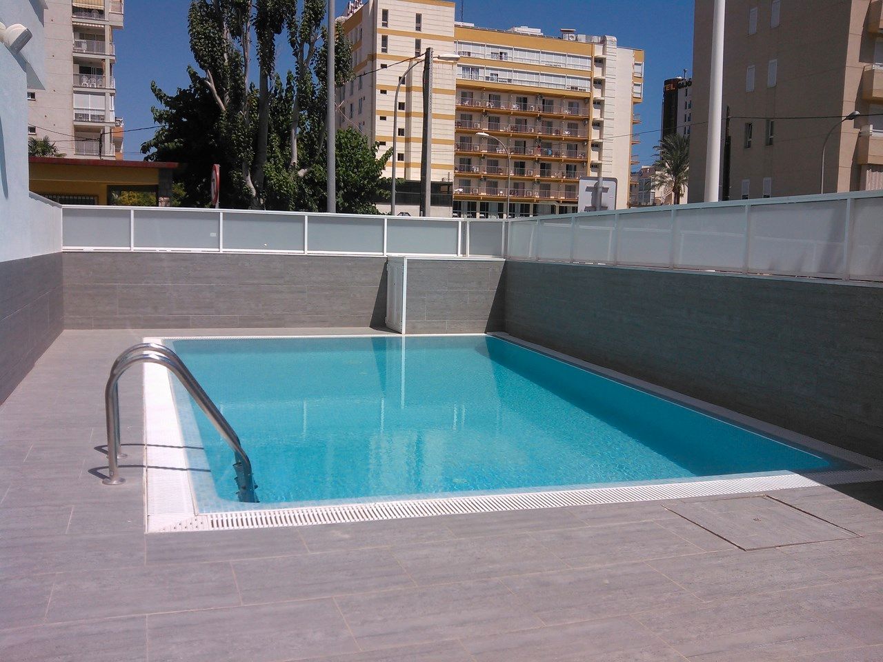 Piscina de Apartament de lloguer en Gandia amb Aire condicionat, Terrassa i Moblat
