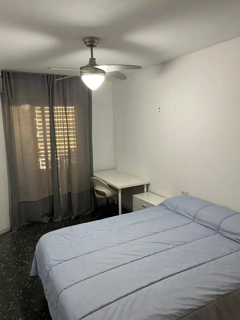 Habitación de Piso de alquiler en Elche / Elx con Jardín privado, Terraza y Amueblado