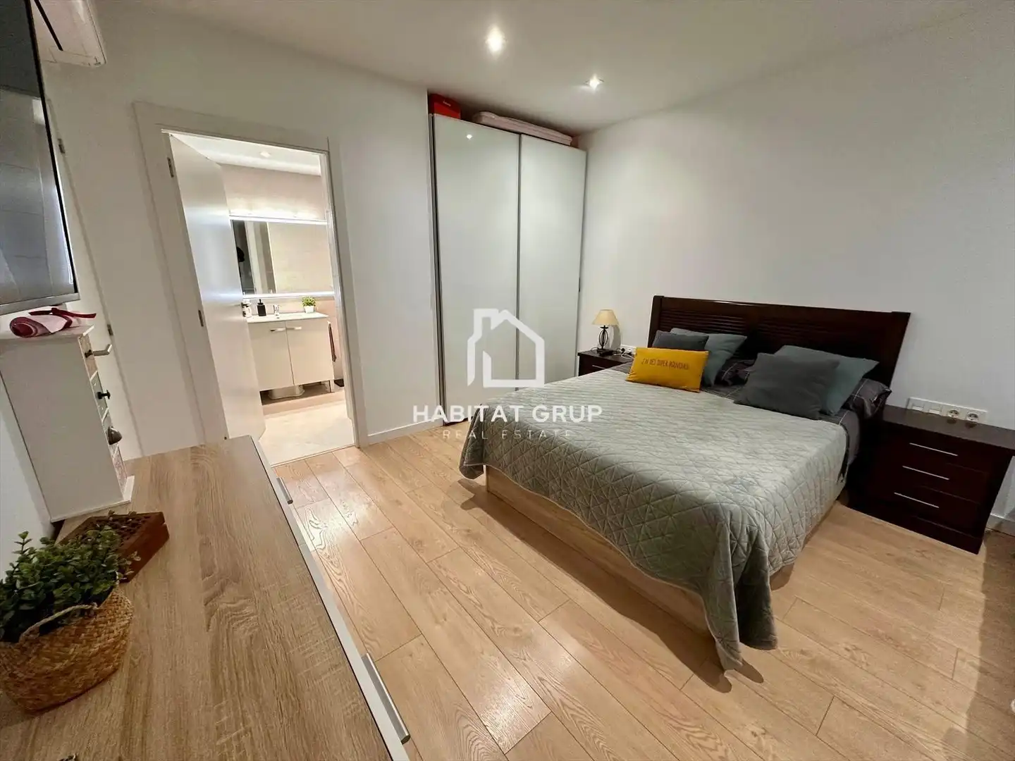 Schlafzimmer von Wohnung zum Verkauf in Salt mit Klimaanlage und Terrasse